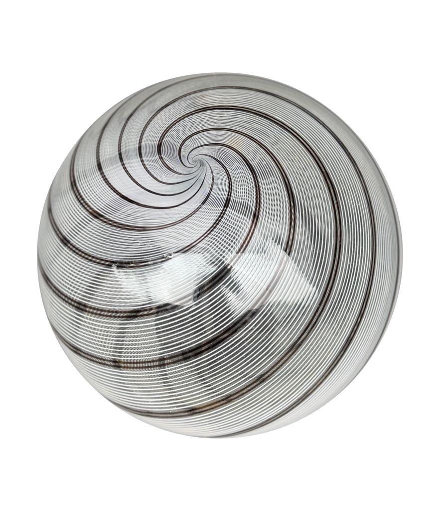 Una meravigliosa plafoniera a volute in vetro di Murano di Venini con finiture in ottone in vendita 9