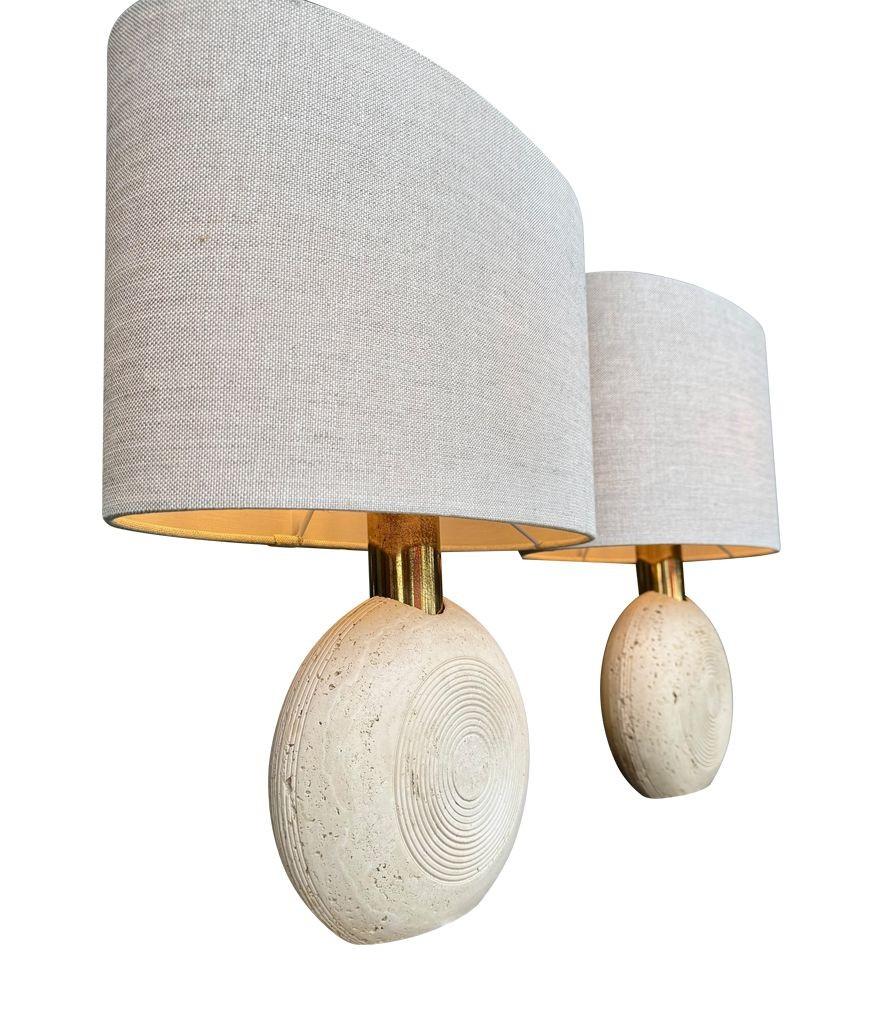 A pair of circular Italian 1970s travertine and brass lamps by Fratelli Manelli In Good Condition For Sale In London, GB