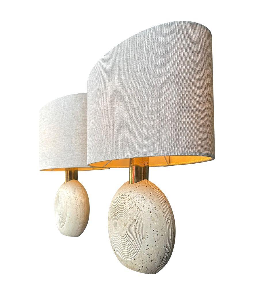 Brass A pair of circular Italian 1970s travertine and brass lamps by Fratelli Manelli For Sale
