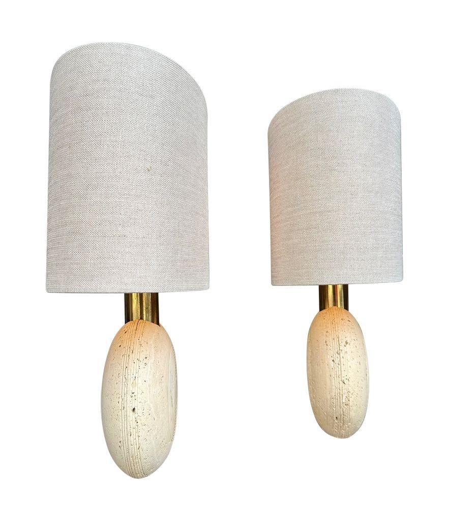 A pair of circular Italian 1970s travertine and brass lamps by Fratelli Manelli For Sale 1