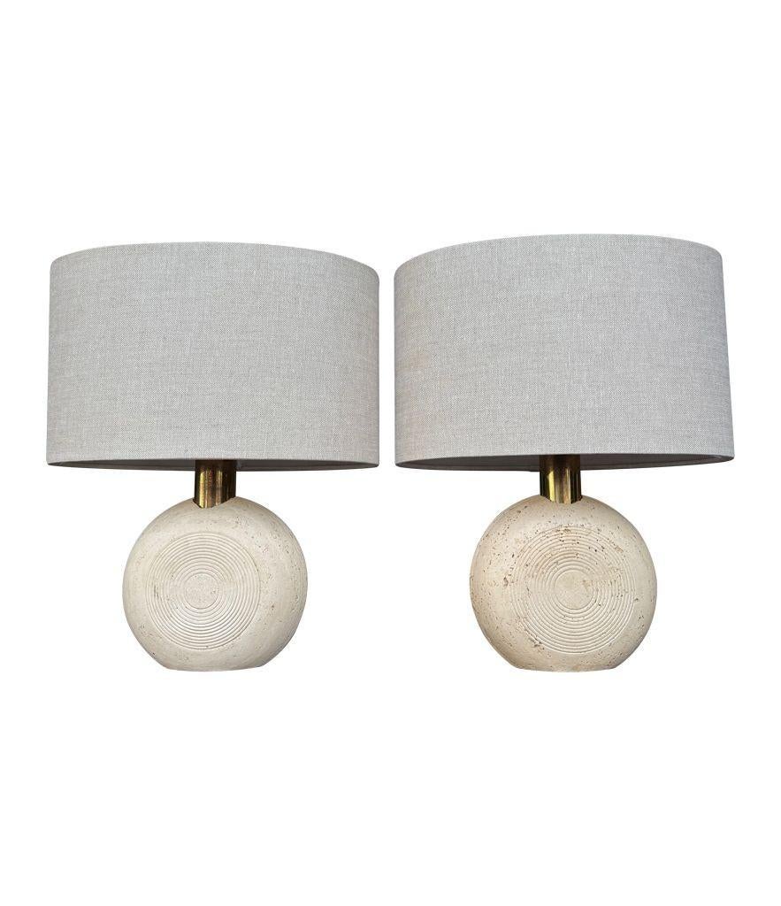A pair of circular Italian 1970s travertine and brass lamps by Fratelli Manelli For Sale 4