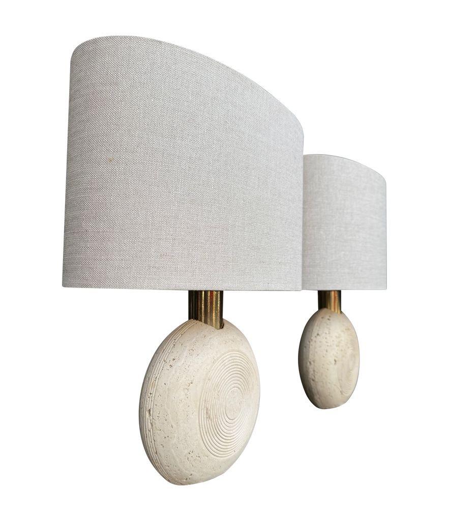 A pair of circular Italian 1970s travertine and brass lamps by Fratelli Manelli For Sale 3