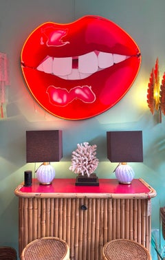 Sara Pope „Strawberry Neon“ – Einzigartiges, großformatiges Original-Ölgemälde mit rotem Neonlicht.