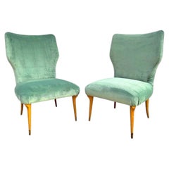 Une paire de fauteuils de cocktail italiens de style Art déco, dotés de pieds en bois d'érable aux extrémités en laiton