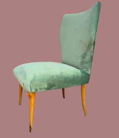 Une paire de fauteuils de cocktail italiens de style Art déco, dotés de pieds en bois d'érable aux extrémités en laiton