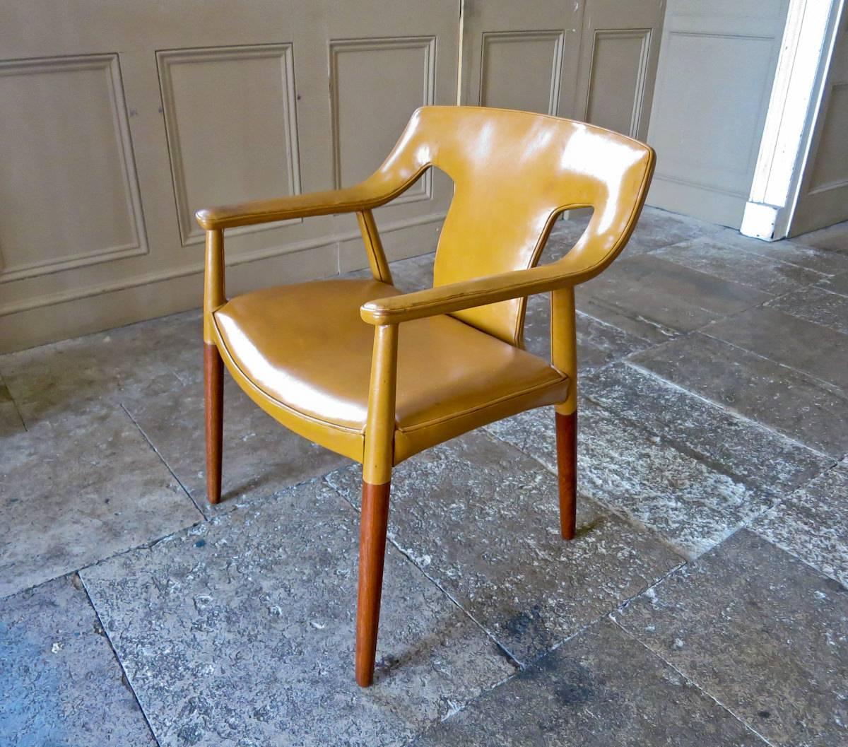 A beautiful and rare Danish armchair of sculptural form in teak and tan leather by Ejner Larsen & Aksel Bender Madsen, produced by master cabinetmaker Ludvig Pontoppidan.
A curved back splat that flows into the armrests supported by teak legs,