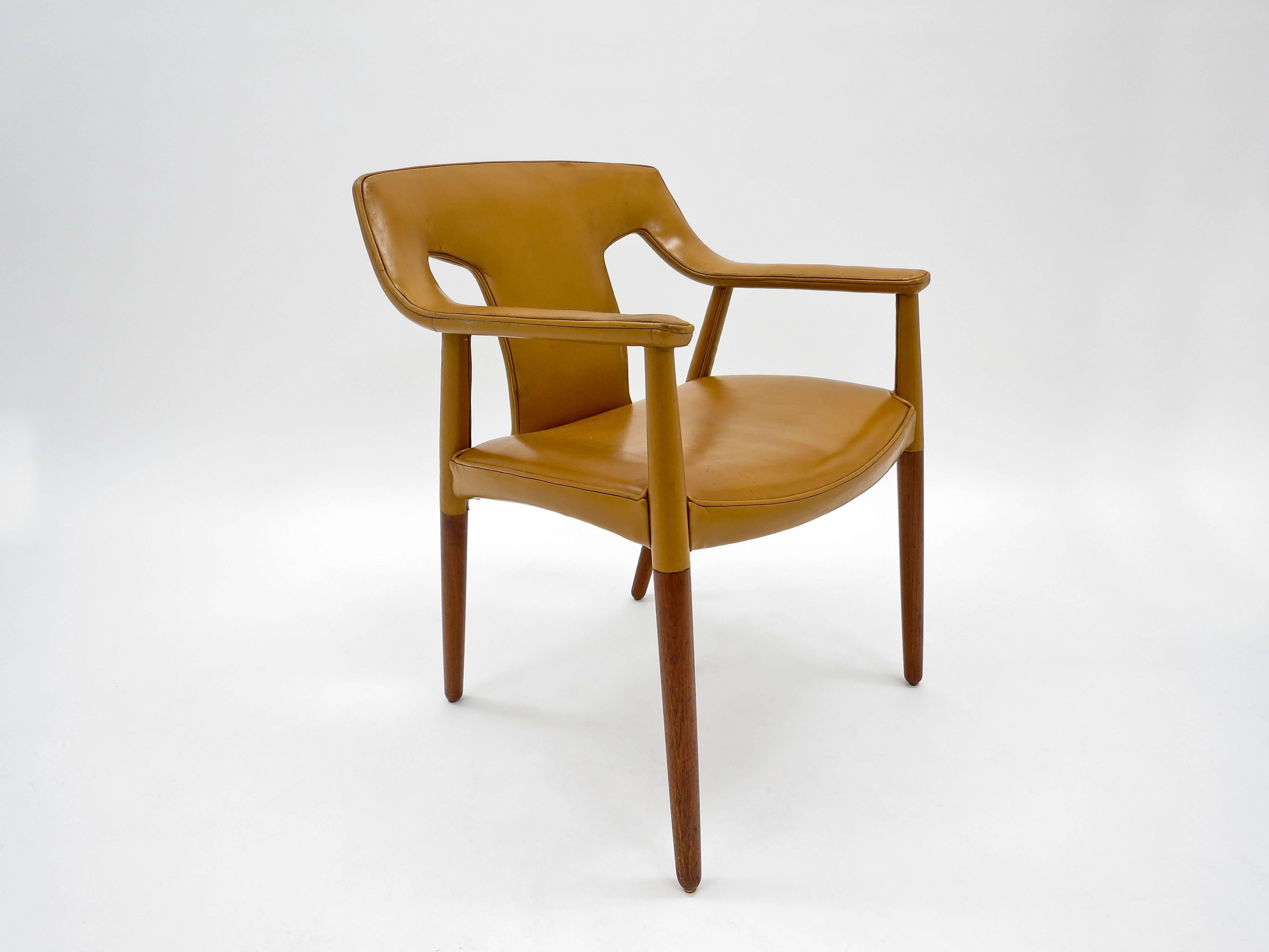 A beautiful and rare Danish armchair of sculptural form in teak and tan leather by Ejner Larsen and Aksel Bender Madsen, produced by master cabinetmaker Ludvig Pontoppidan.
A curved back splat that flows into the armrests supported by teak legs,