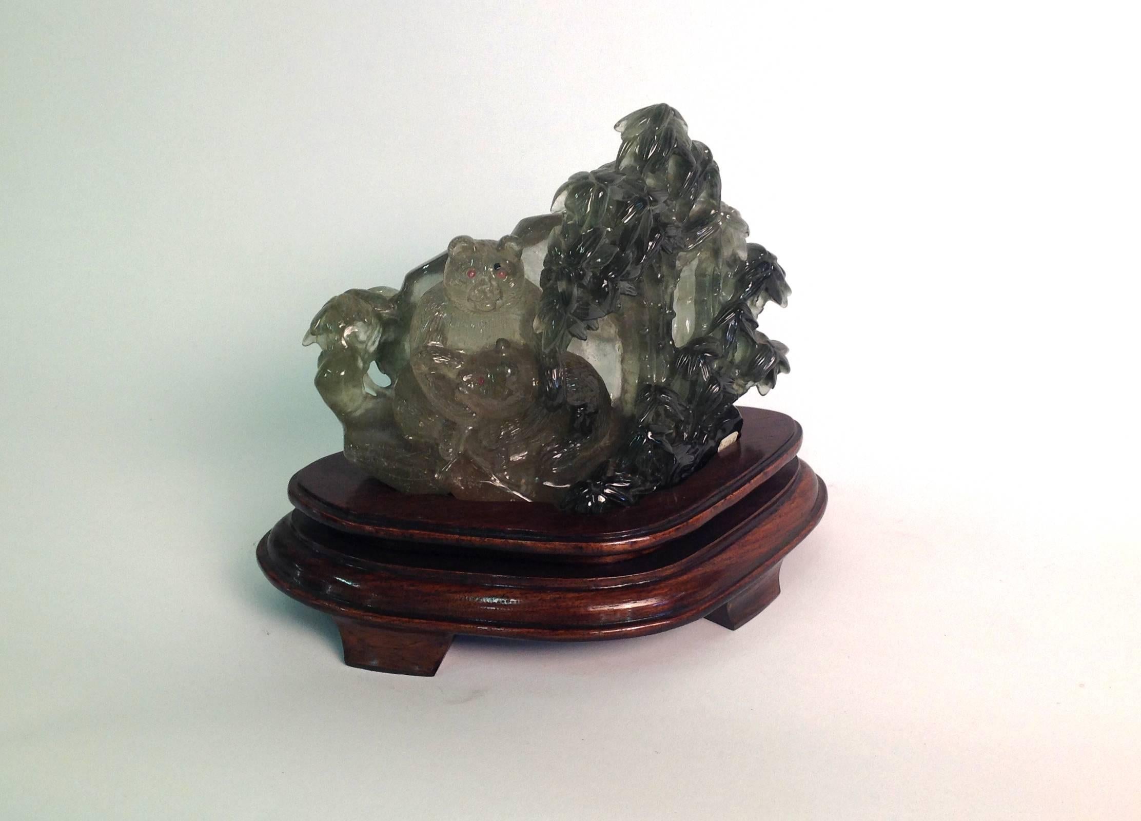 Une belle sculpture en quartz de Madagascar avec préhnite avec base en bois produite en Chine. Collection privée italienne. Poids kg 2,32.