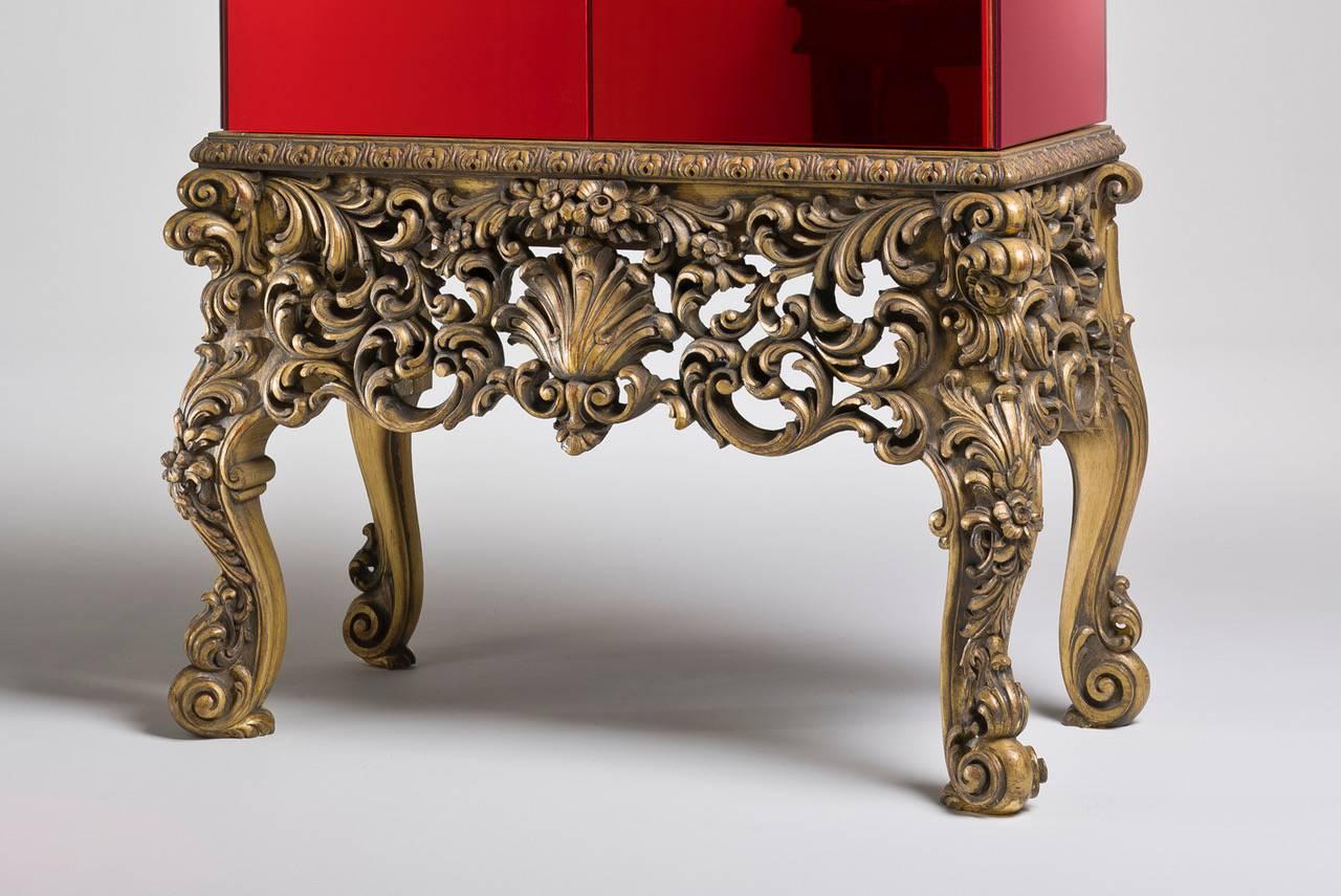 Sophisticated style exercises are immediately recognized in the container furniture made of a hand-carved base and finished in aged golden leaf. The floral decorations, curls and shells immediately recall the stylistic features of the Baroque, but