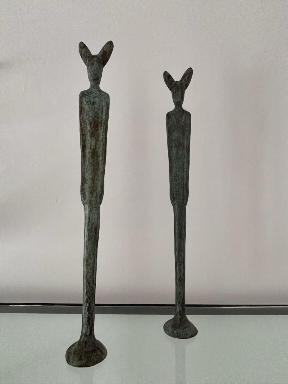 Coppia di sculture in bronzo Uomini topo progettate e realizzate da Andrea Branzi nel 1988-1990 per Alchimia.

Biografia
L'architetto, designer ed educatore italiano Andrea Branzi è sempre stato affascinato dal modo in cui gli esseri umani