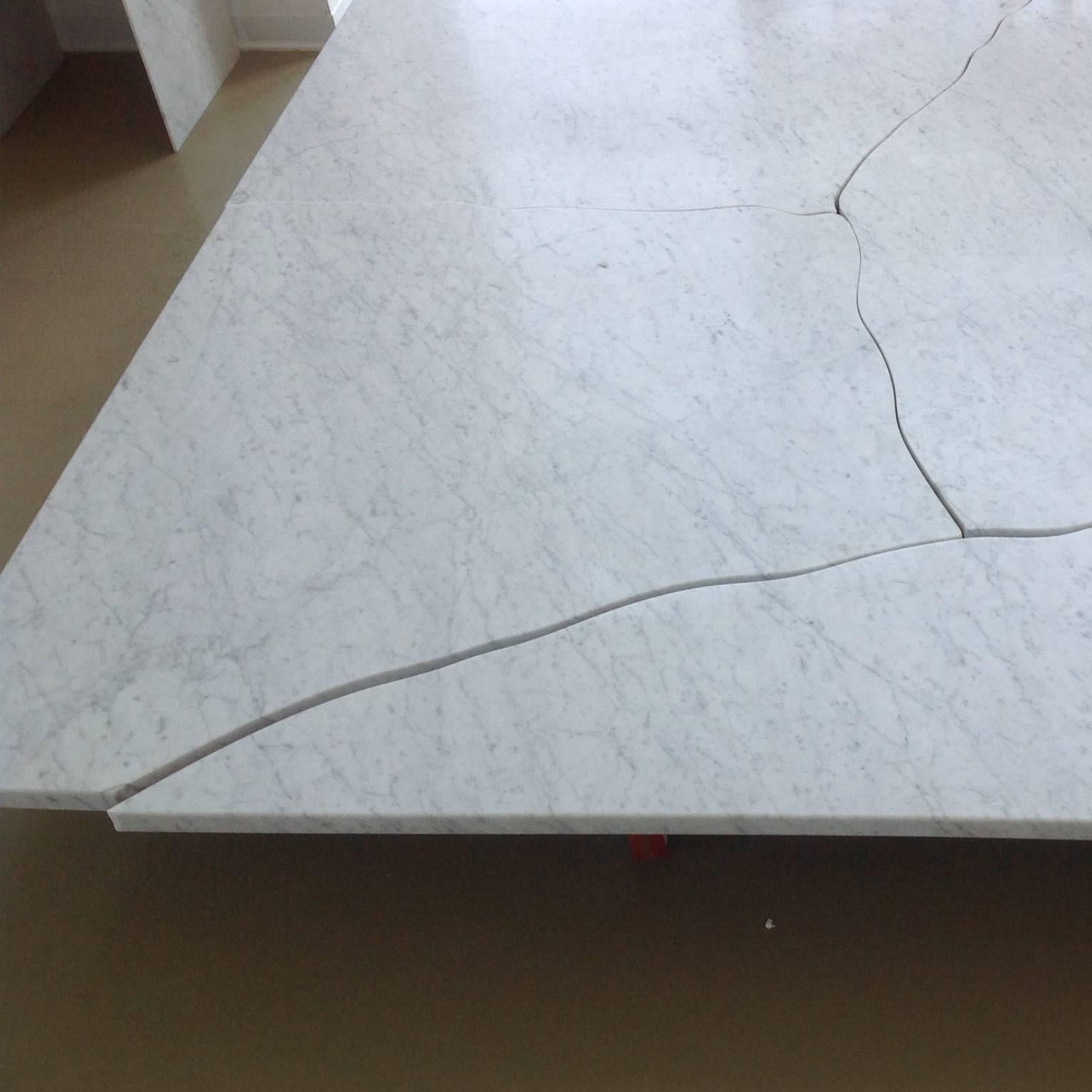 italien Table basse en marbre de Carrare Tavolo Brecciato Modèle de Paolo Ulian pour Le Fablier en vente