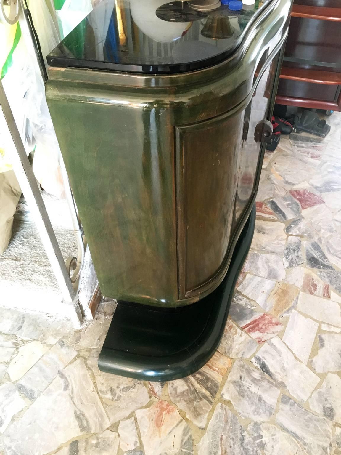 Un élégant buffet en aniline couleur noyer, base en bois poli et plateau en verre conçu et produit par Valabrega vers 1930. Étiquette originale.