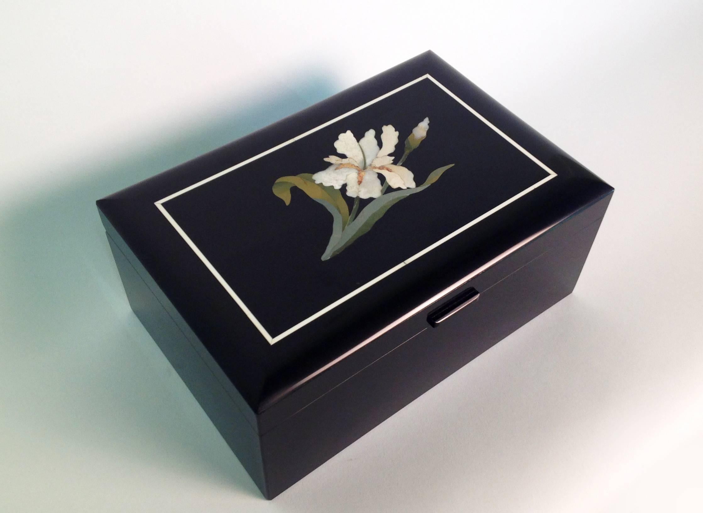 Beautiful Belgian Black Marble Floral Hinged Box Florentine Handicraft, Italy For Sale 1