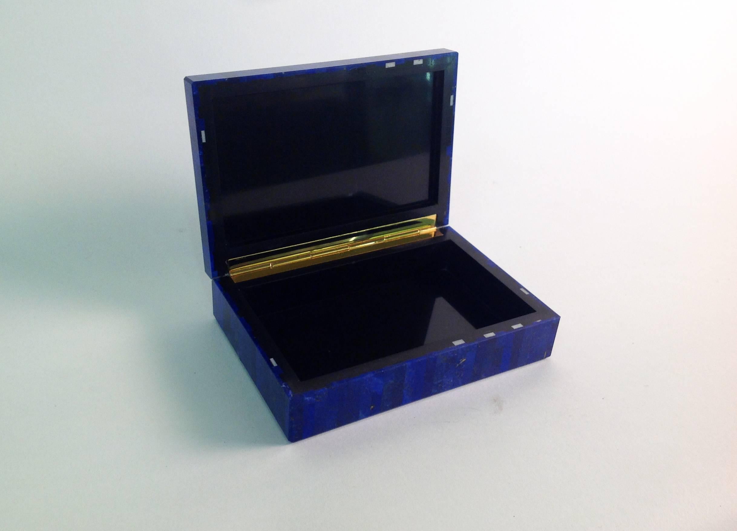 An elegant lapis lazuli box with hinged lid produced in China. Italian private collection. Weight kg 1. Thickness 8.