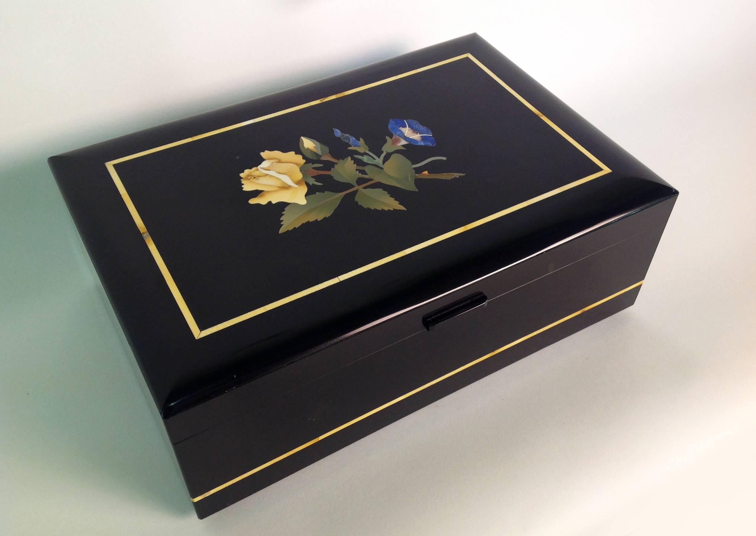 Beautiful Belgian Black Marble Floral Hinged Box, Florentine Handicraft, Italy For Sale 2