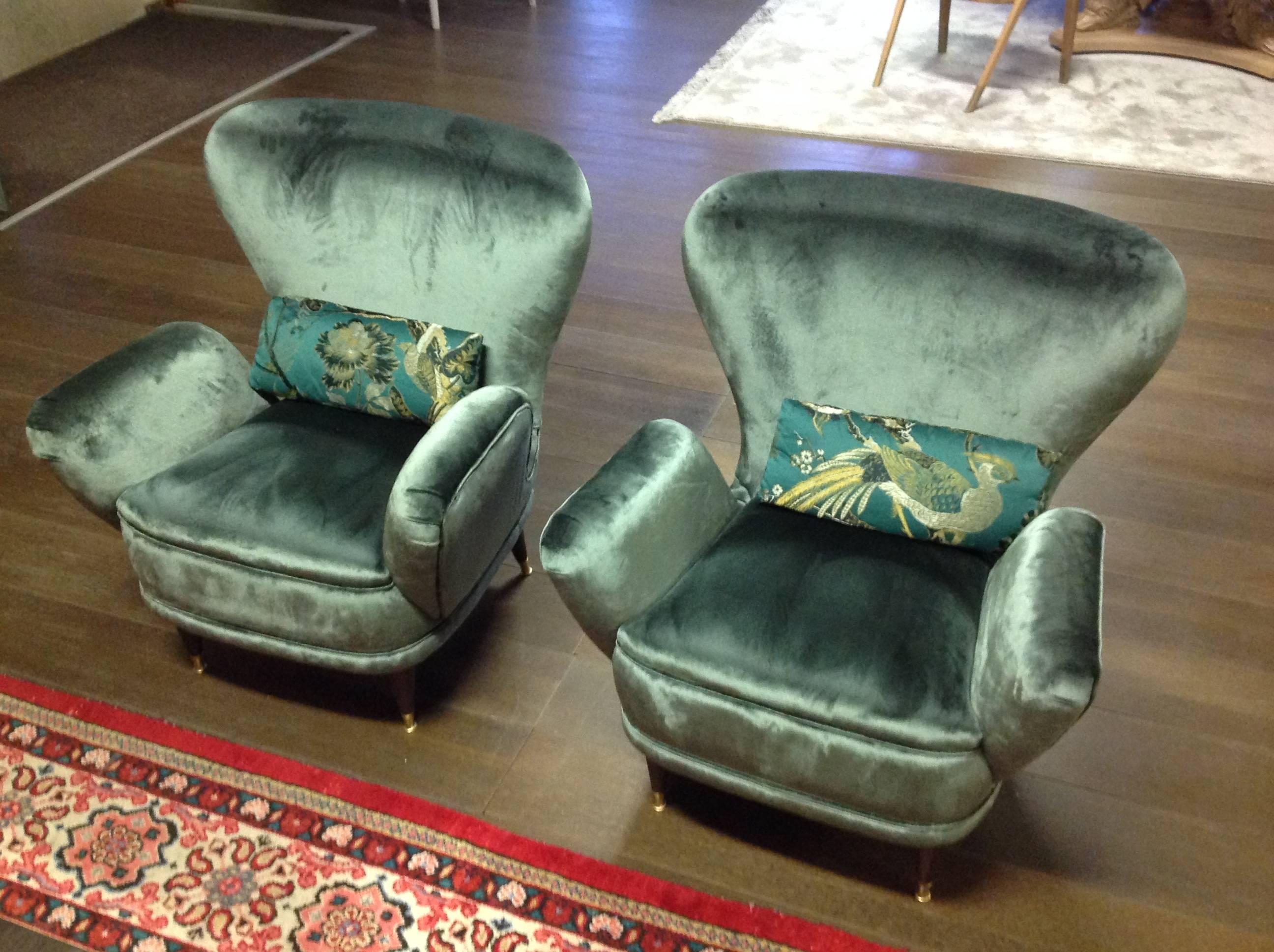 Modern Elegant Pair of Armchairs Produced by Fratelli Boffi, Italy For Sale