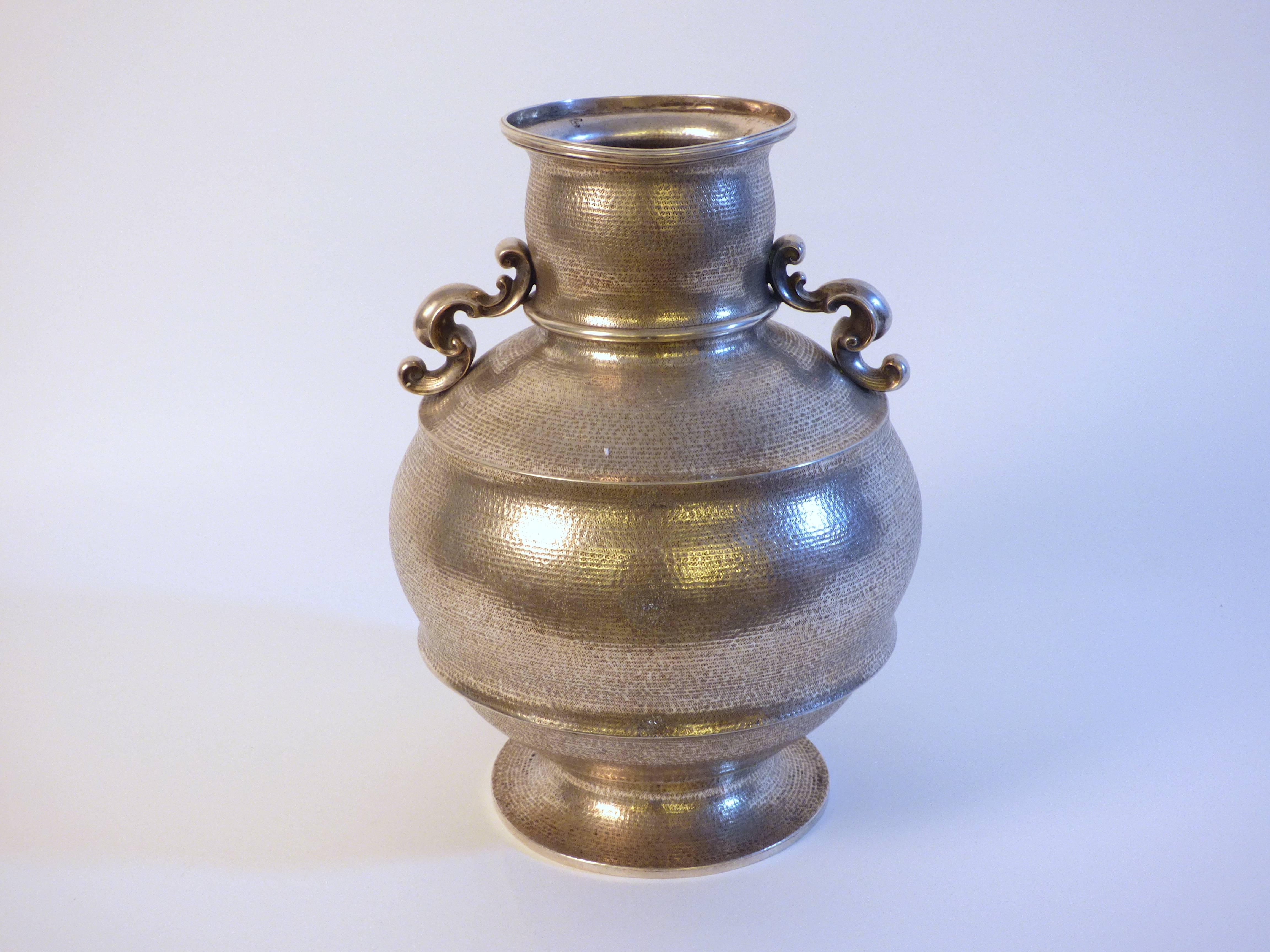A beautiful silver vase produced by Ansuini, Roma in circa 1930. Signed.
Weight 1700 g.