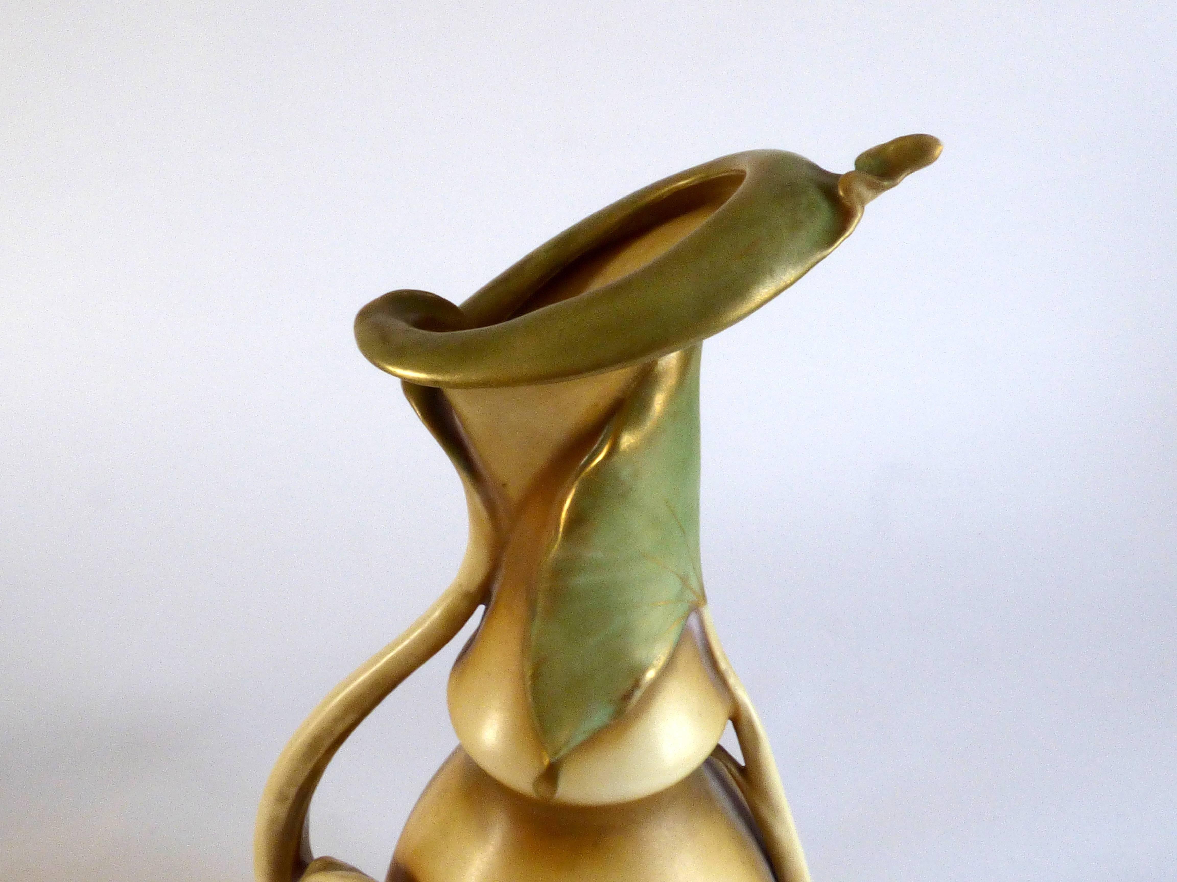 Vase Art nouveau en céramique produit par Turn-Teplitz, Bohème, fabriqué en Autriche. Fabrication d'amphores entre 1892 et 1905. Signé.