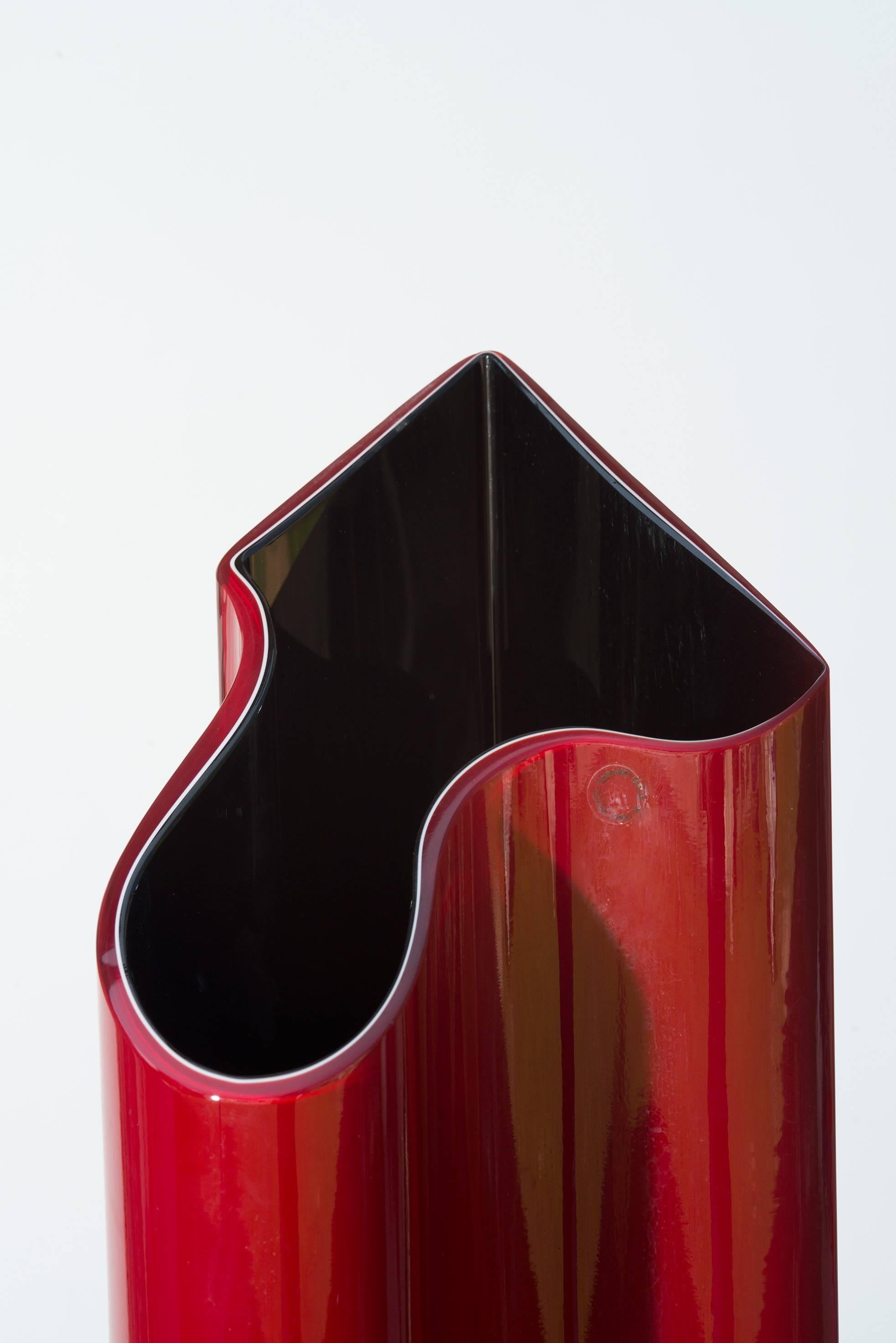 Vase en verre de Murano conçu par Timo Sarpeneva pour Venini en 1988. Exposé à la galerie Tingo design en 2008 pour l'exposition Murano a go-go. Hors production. Étiquette originale et signée.