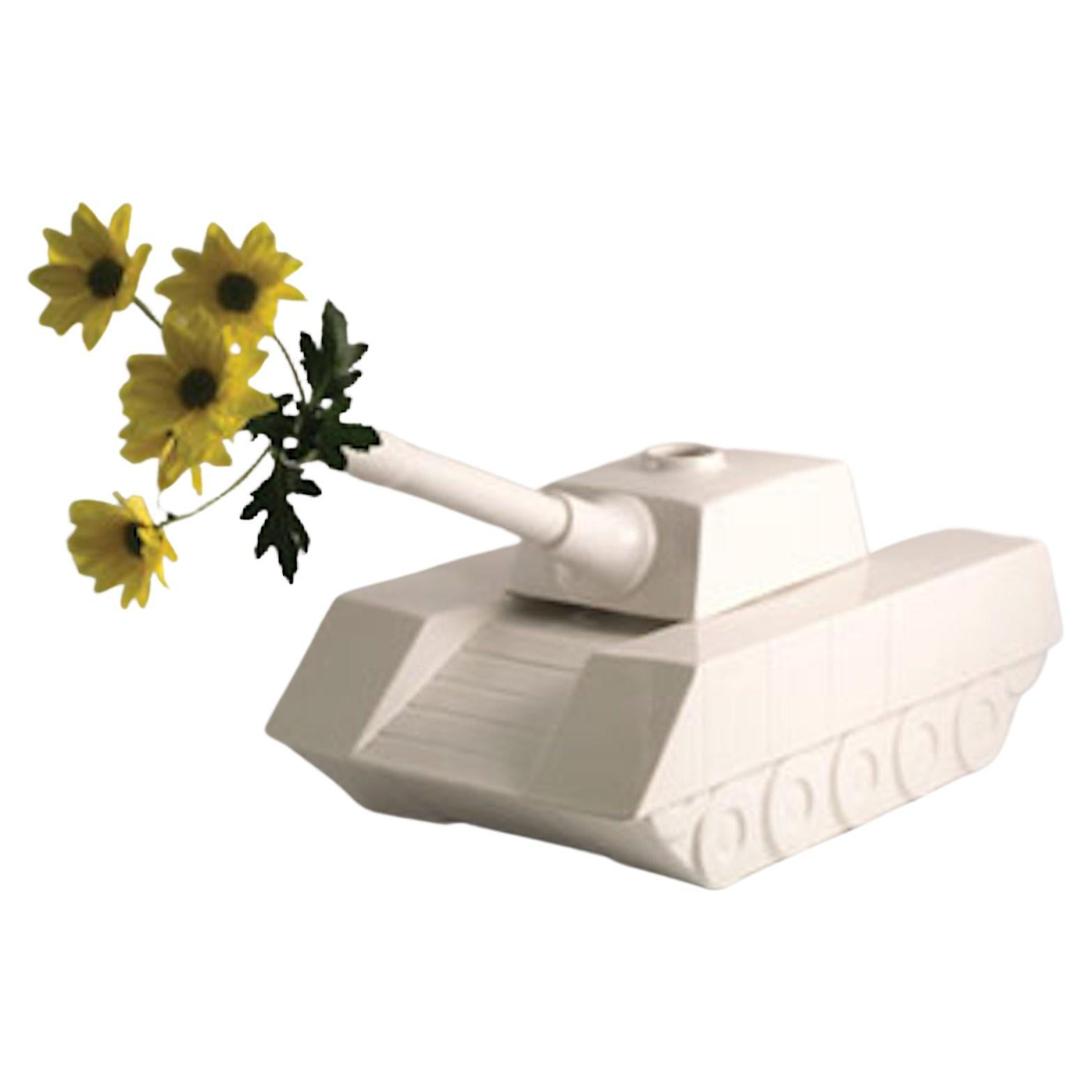 Love Tank-Keramik-Skulptur von Andrea Visconti für Superego Editions, Italien