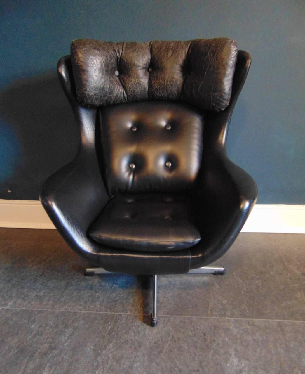 A perfectly proportioned childs swivel chair in the style of the infamous egg chair designed by Arne Jacobsen in 1958.
The chair is upholstered in black vinyl with loose cushions on a four point aluminium X-base.
A fantastic collectors item or the