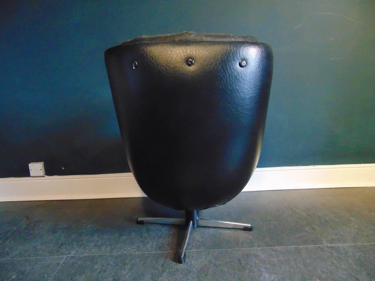 Mid-Century Modern Vintage Swivel Egg Arne Jacobsen Childs Chair in Black Vinyl For Sale