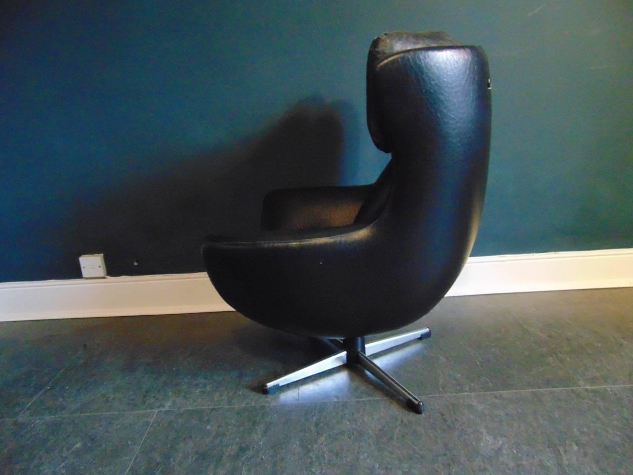 Scandinavian Vintage Swivel Egg Arne Jacobsen Childs Chair in Black Vinyl For Sale