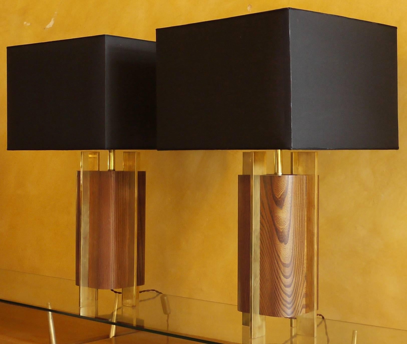 Late 20th Century Pair of Italian Brass & Brown Oak Table Lamps w/ Black Shades In Excellent Condition In Firenze, Tuscany