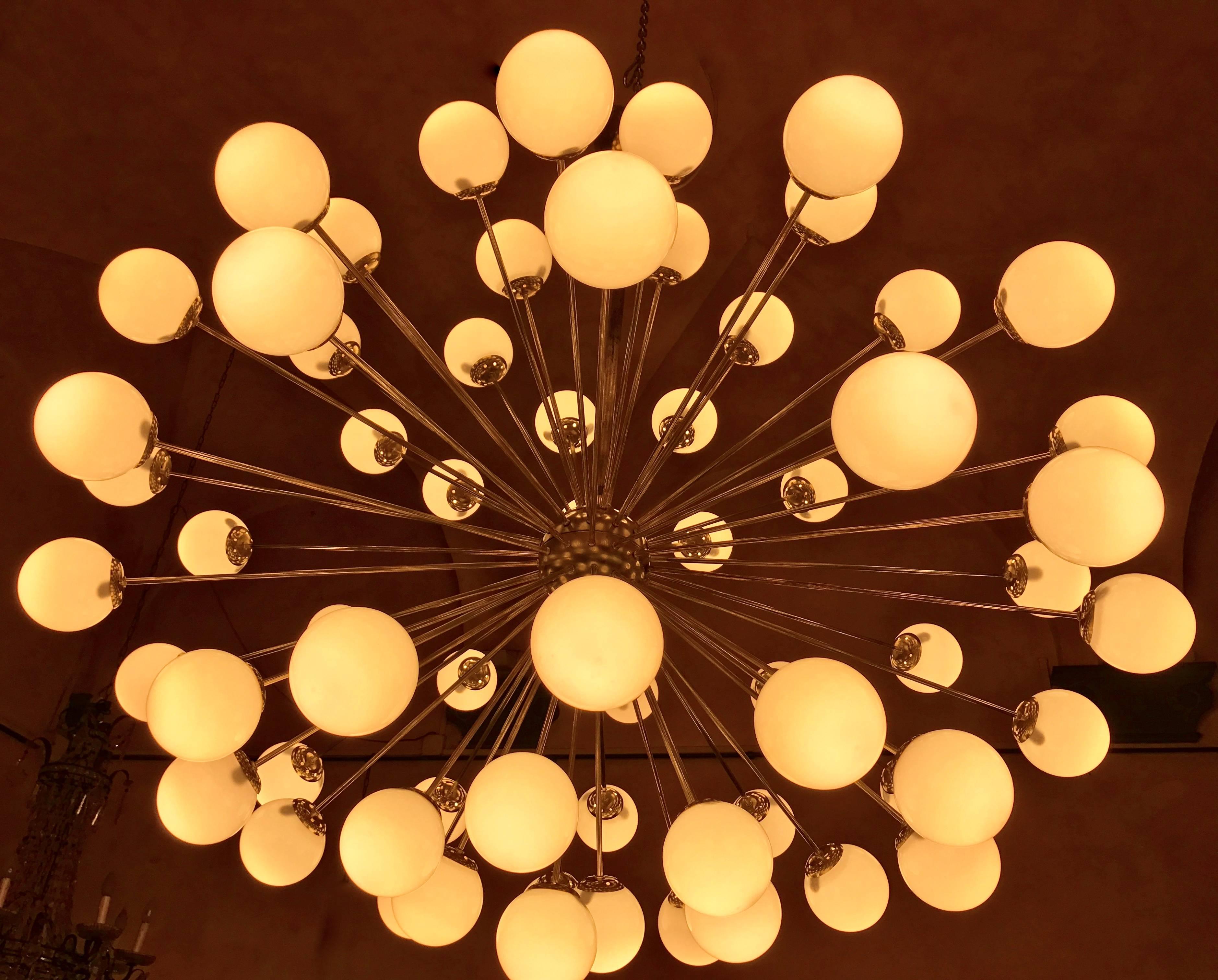 Exceptional 1970s Italian Sputnik Chandelier in Brass and White Opaline In Excellent Condition In Firenze, Tuscany