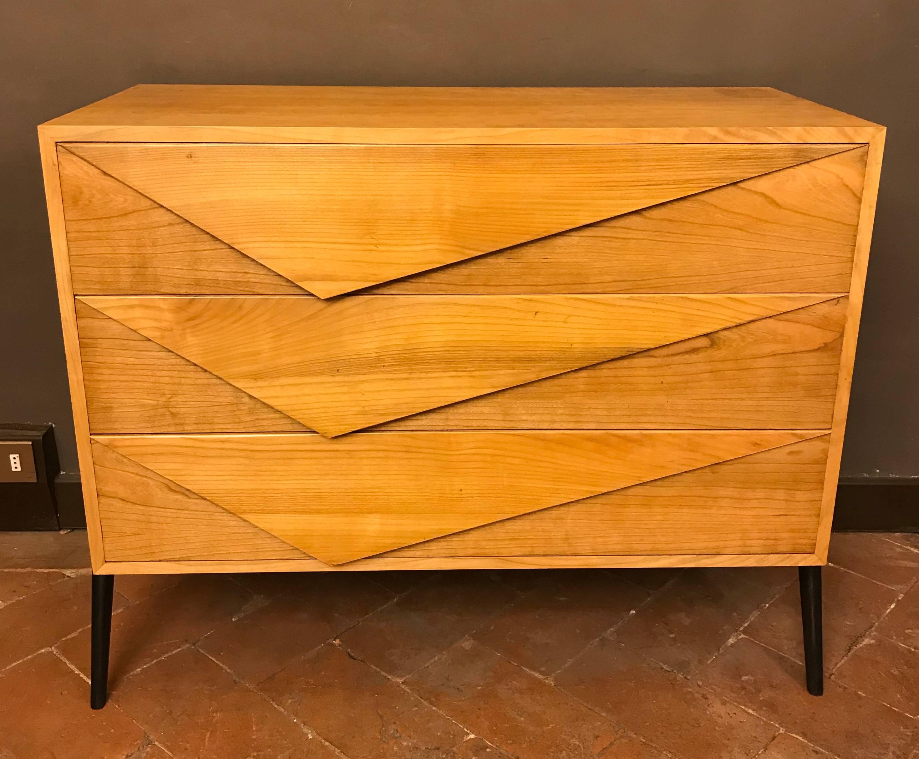 The pair has the left chest and the right one. External drawer size: 96 x 17.5 H cm. Internal drawer size: 93 x 16 H cm. The drawer plate is of massive cherrywood. Dyed dark wood legs.