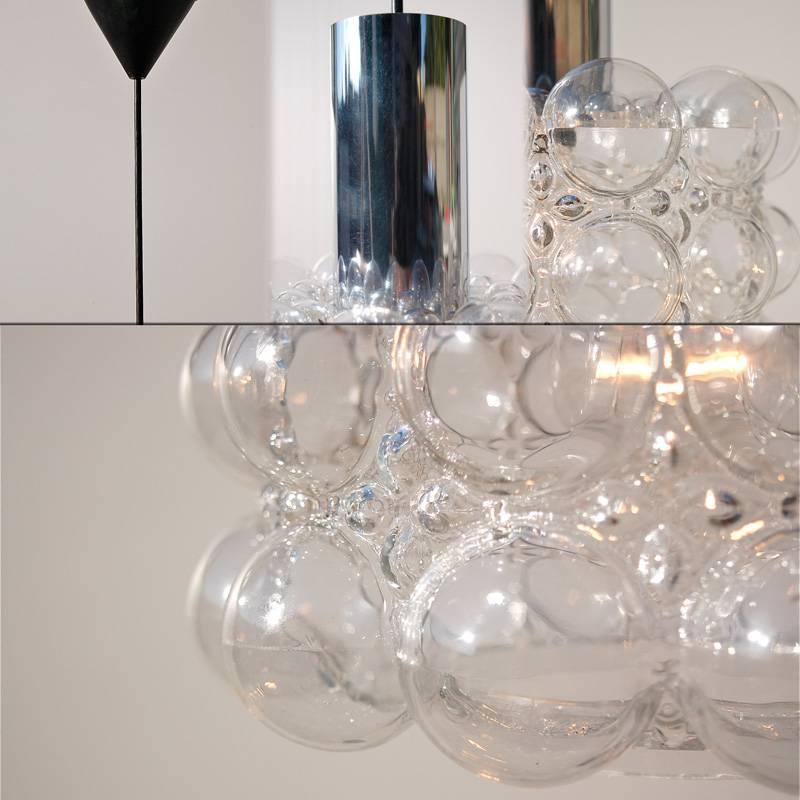 Late 1960s bubble glass ceiling pendant light designed by Helena Tynell for Glashütte Limburg (Germany). The light has a very playful and organic shape, mimicking air or soap bubbles in clear glass. It has a polished chrome cylinder and original