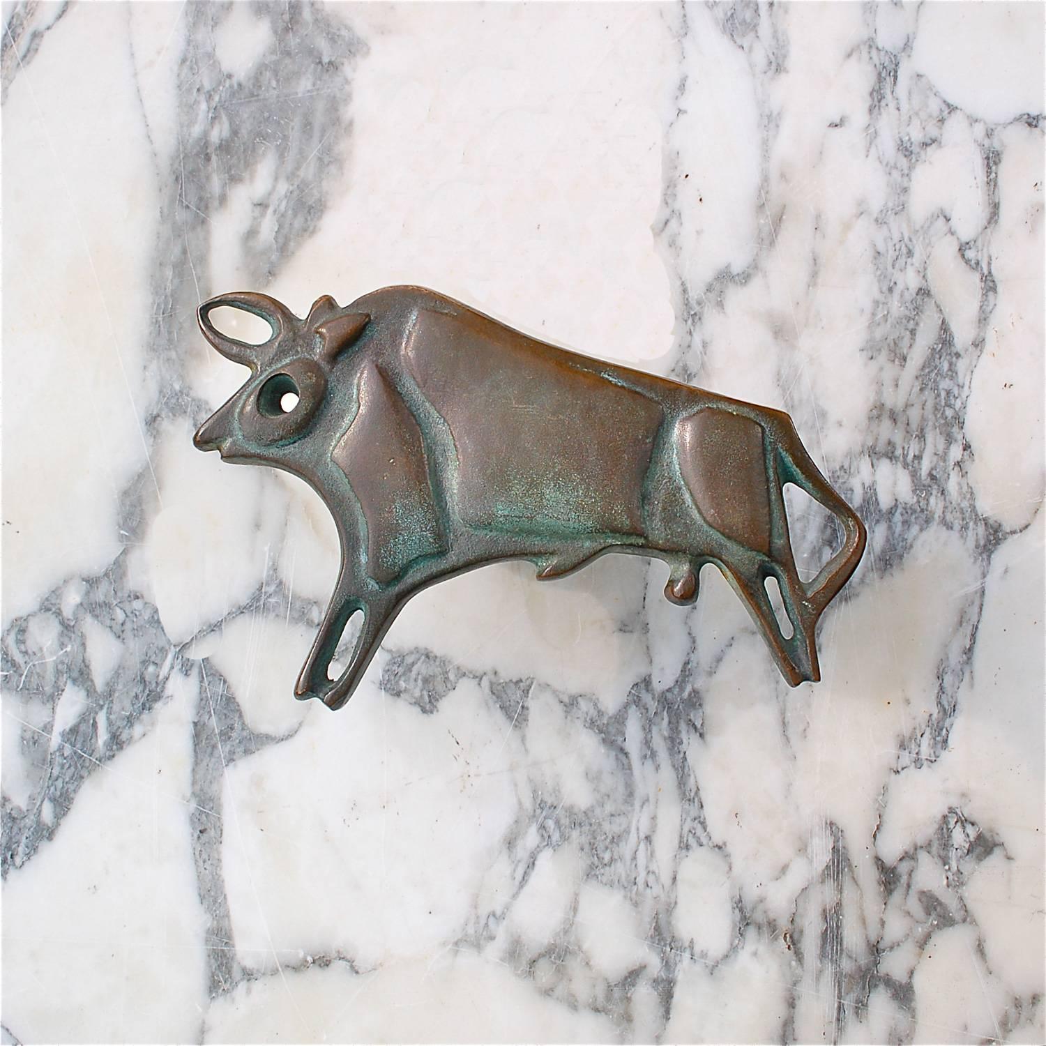 Solid bronze door handle in the shape of a bull, suitable for push and pull doors. The finish and quality of the cast is a sign of its quality and despite the lack of a signature we feel it could be a one off creation by an unknown artist. The
