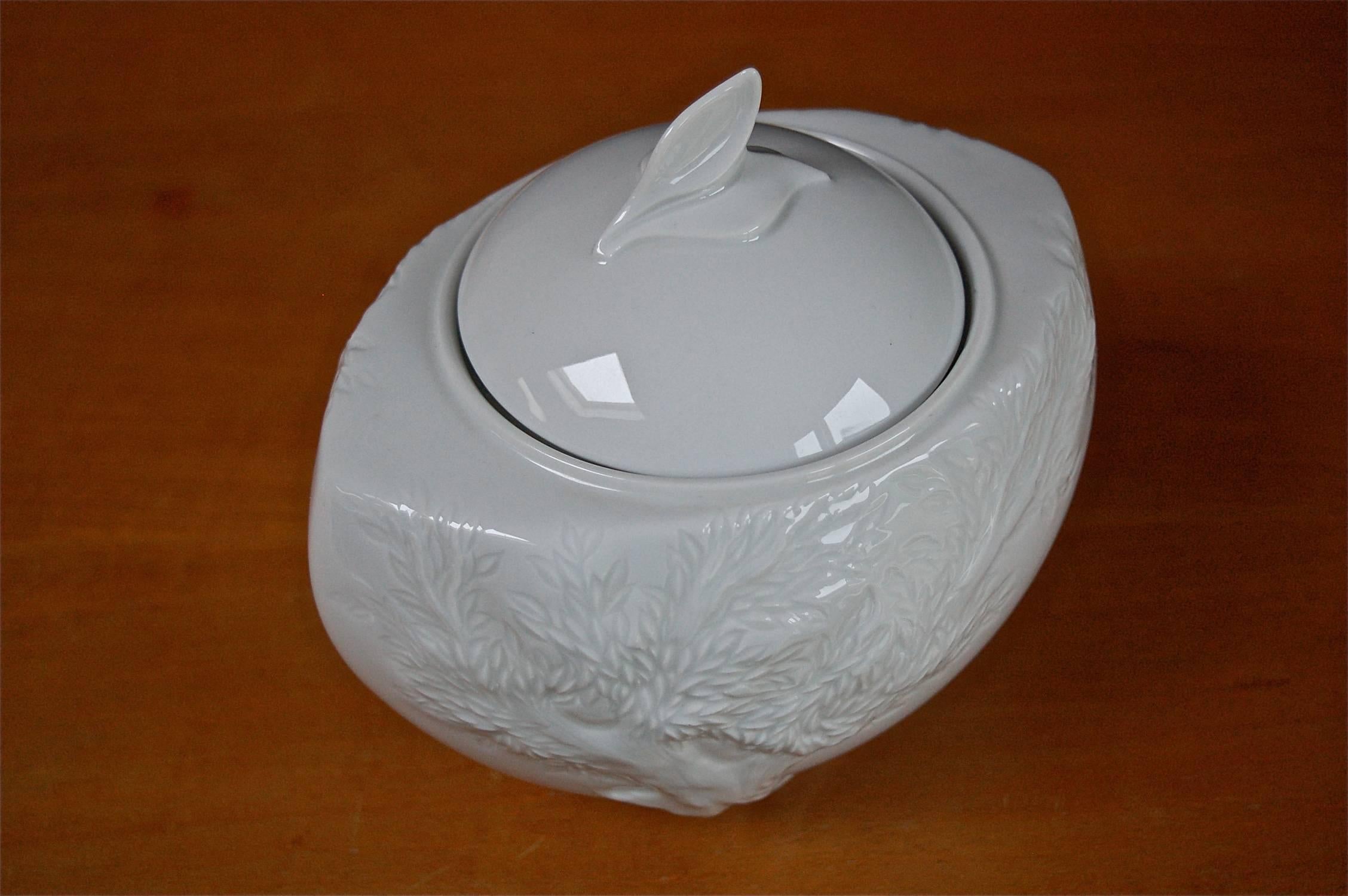 This decorative pot is a rather unusual creation by well established manufacturer of fine Bavarian porcelain Seltmann Weiden, who are more known for their dinner services and decorative chargers. The willow relief decoration gives this piece its
