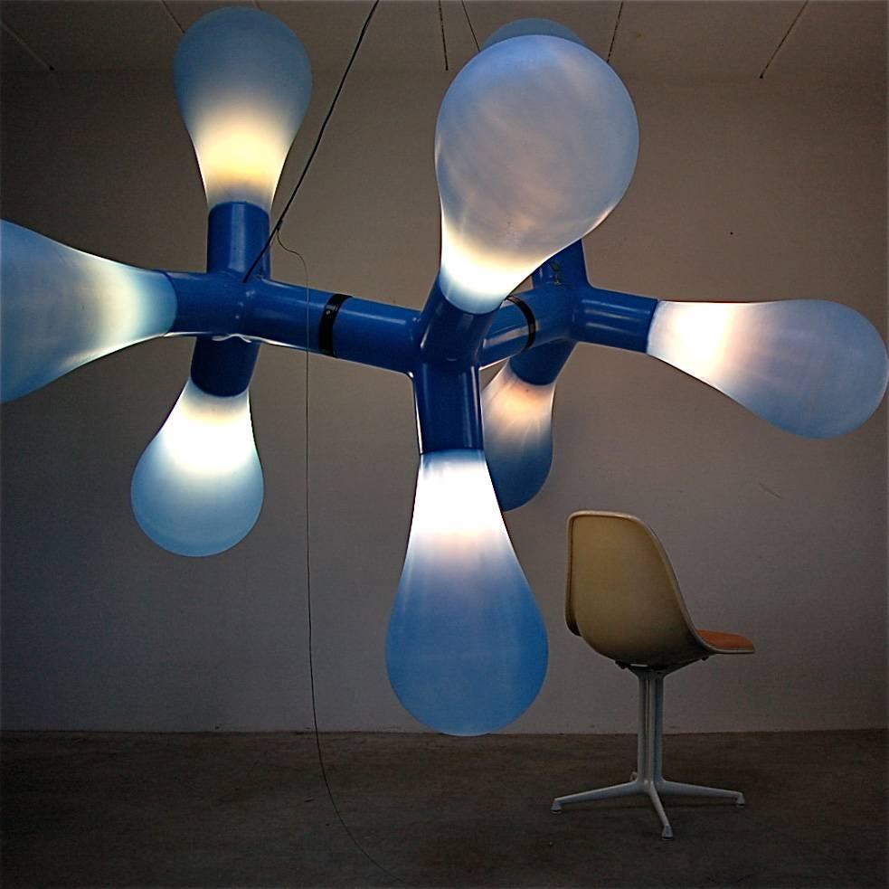 Entitled genetic it's clear to see where the designer drew his inspiration from. This over sized modular light is made from eight individual bulbs screwed onto a central stem, mimicking a molecular structure. It's made of bright blue plastic with