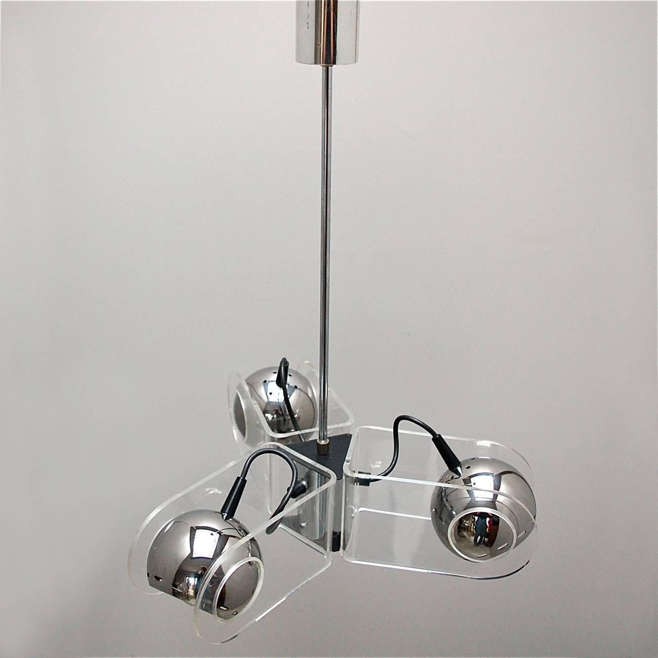 Rare pendant or ceiling light, Model 540, by Italian designer Gino Sarfatti. It dates back from the 1960s and was manufactured by Arteluce. Not only is the design aesthetically pleasing to the eye, it's also very practical as each sphere is