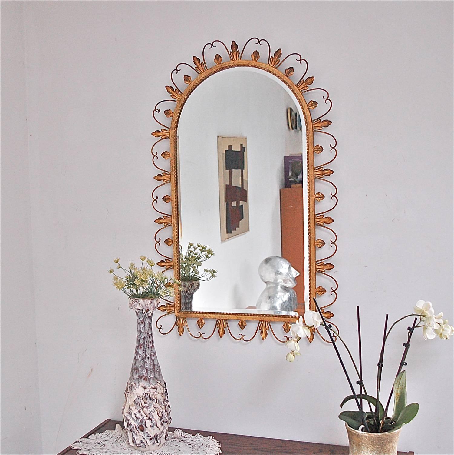 Medium sized mirror in an antique gold coloured metal frame, decorated with leaf detail and rope edging. The simple but effective design features make it very useable in a variety of different places like bathroom, powder room, bedroom, hallway or