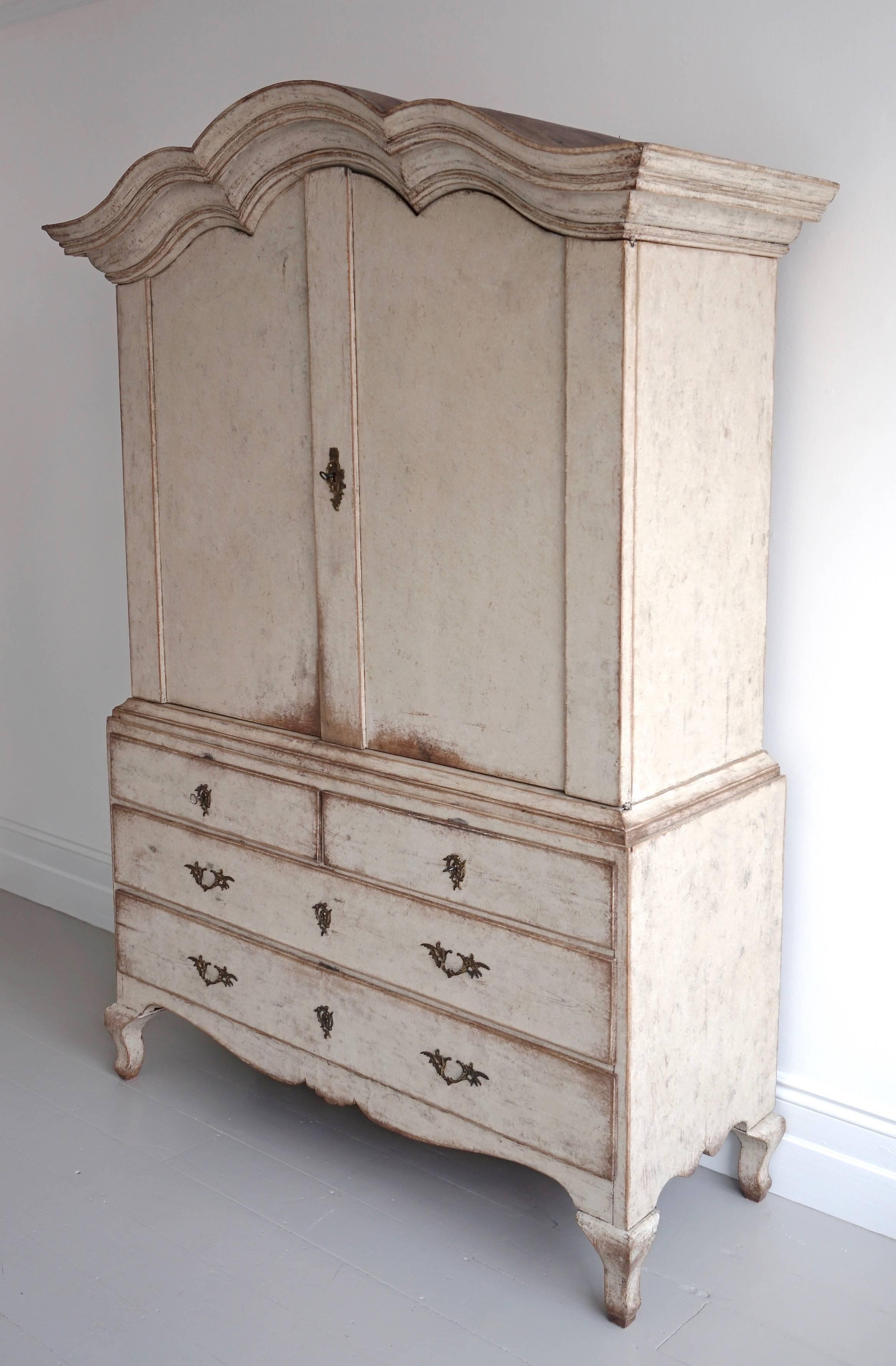 18th Century Swedish Rococo Cabinet In Excellent Condition In Royal Tunbridge Wells, Kent