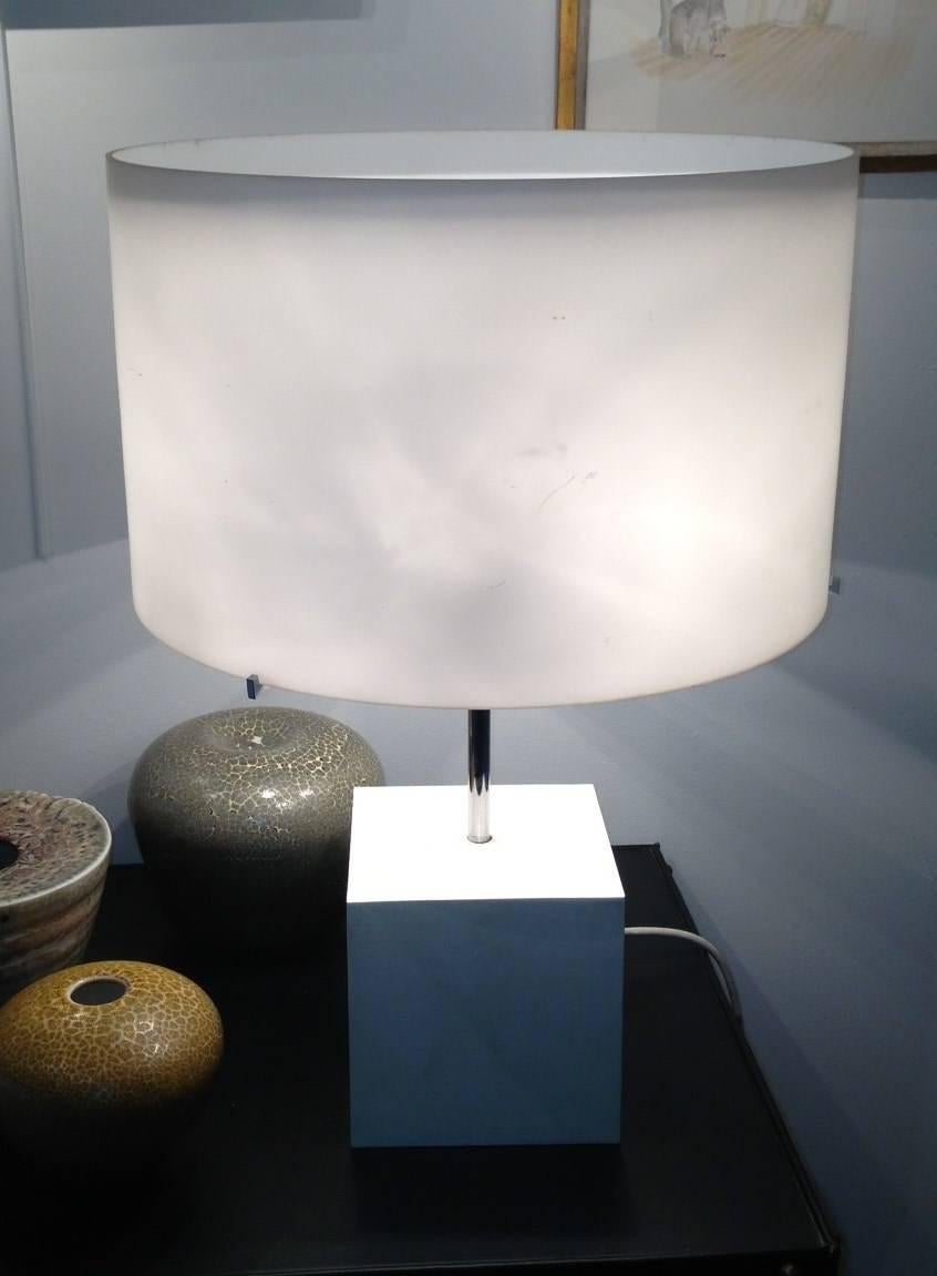 Lamp with white lacquered metal cube. Opaline white glass reflector,
plexiglass superior plate.