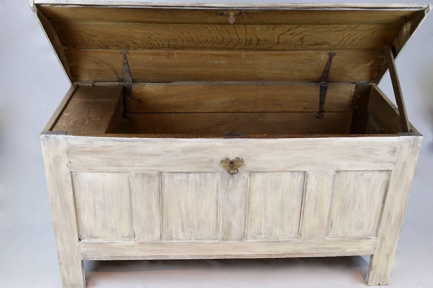 Late 17th-Early 18th Century English Oak Coffer In Good Condition For Sale In Henley-on-Thames, Oxfordshire