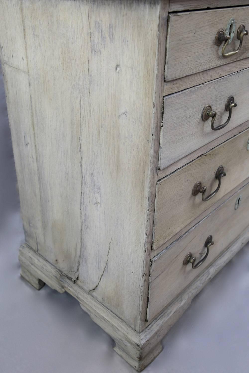 Small 18th Century Georgian Bleached Oak English Graduated Chest of Drawers In Distressed Condition For Sale In Henley-on-Thames, Oxfordshire
