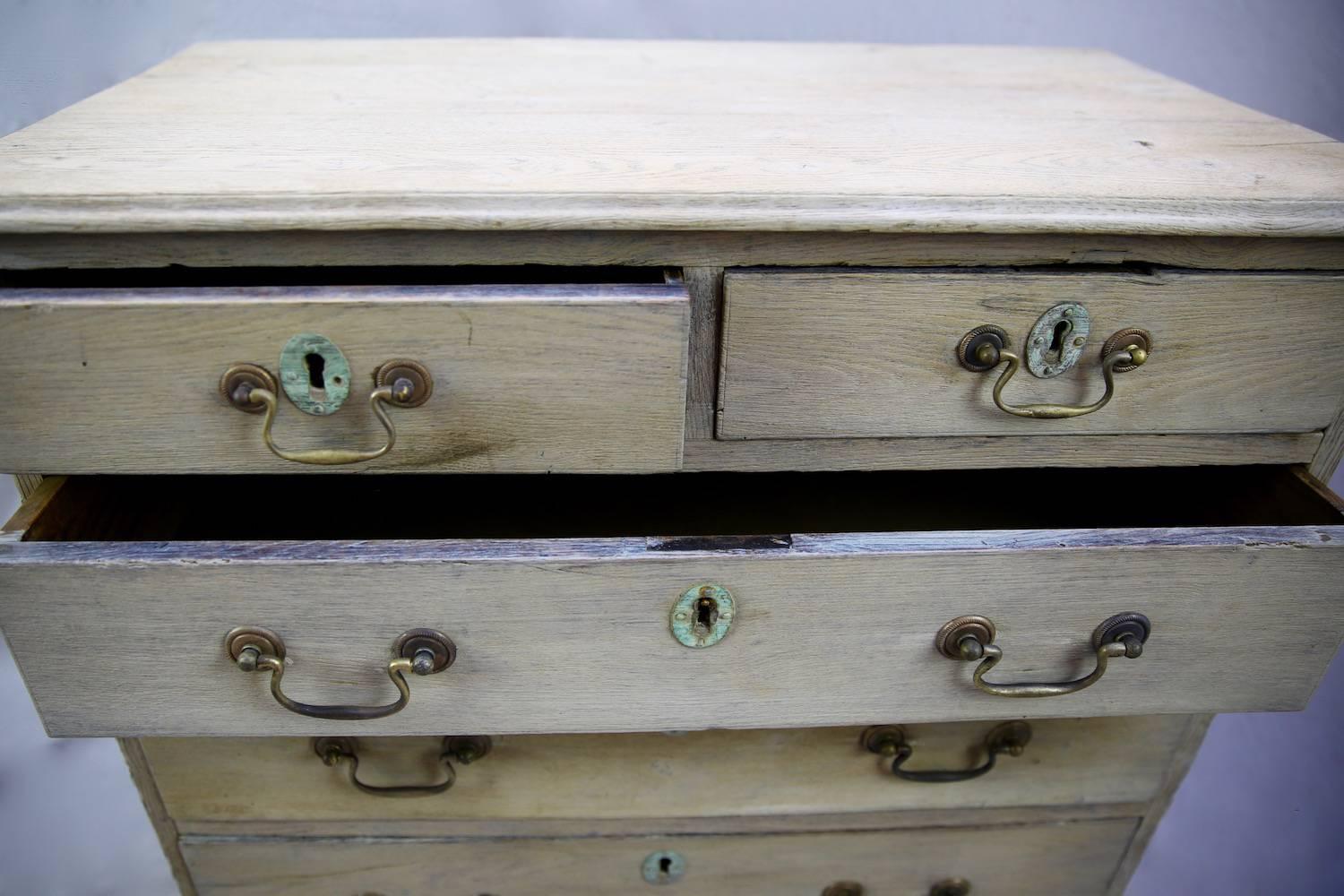 Small 18th Century Georgian Bleached Oak English Graduated Chest of Drawers For Sale 1
