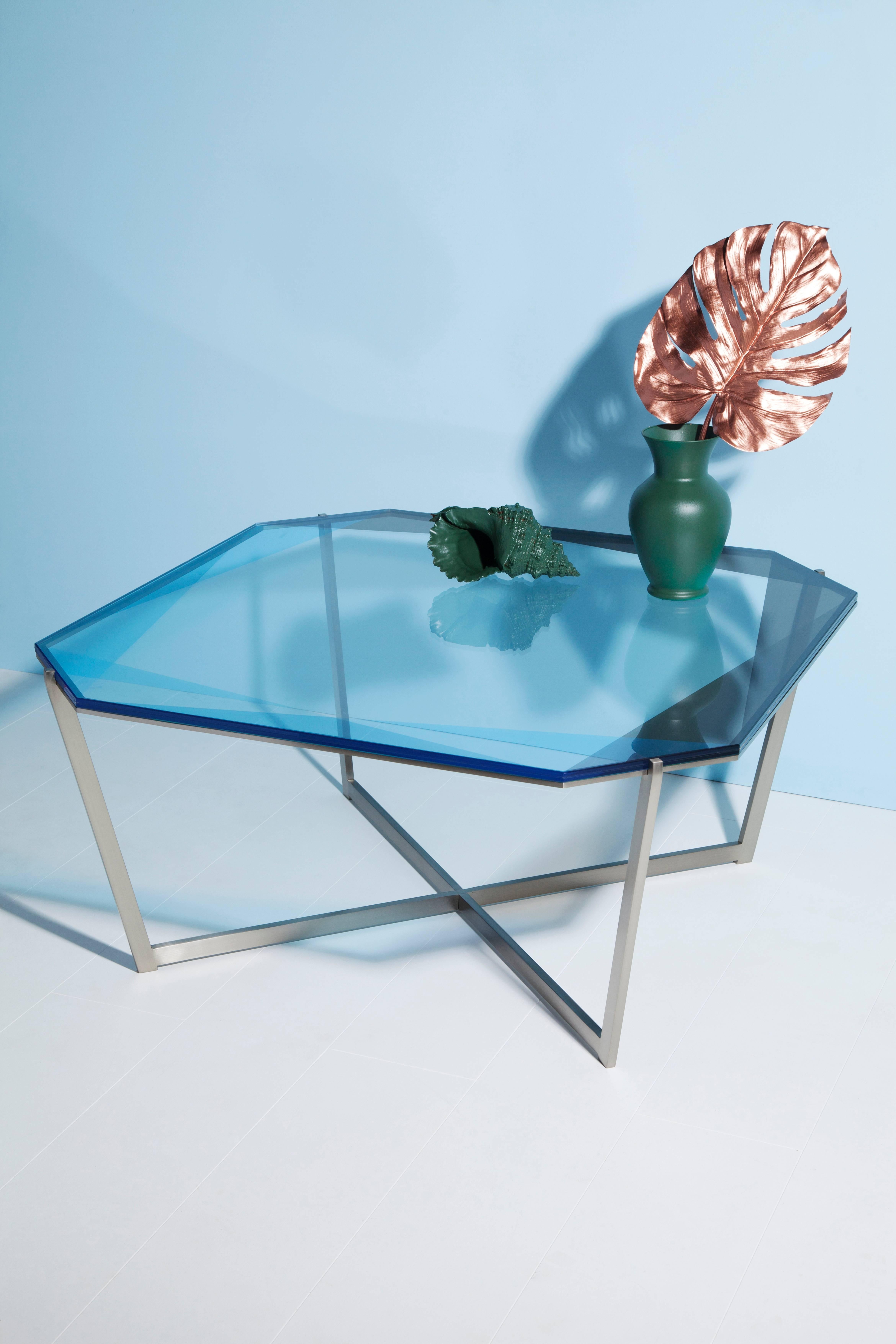 Américain Table basse carrée Gem - Verre bleu avec base en acier inoxydable par Debra Folz en vente