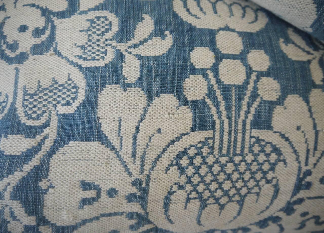 Pair of 1760s Antique French Blue and White Linen and Cotton Woven Pillows In Good Condition For Sale In London, GB