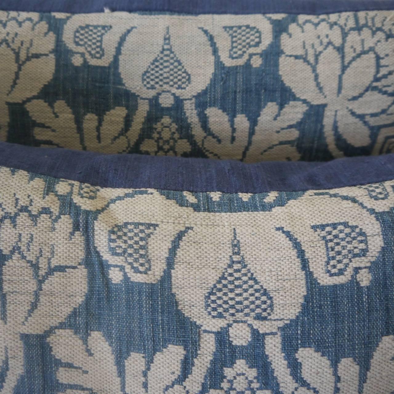 18th Century Pair of 1760s Antique French Blue and White Linen and Cotton Woven Pillows For Sale