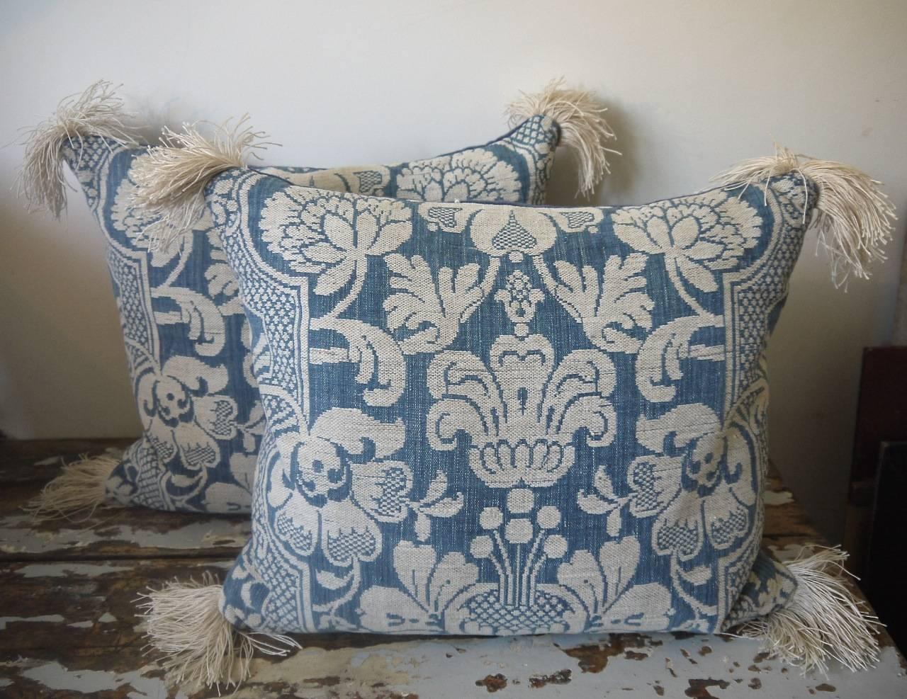 Pair of 1760s Antique French Blue and White Linen and Cotton Woven Pillows For Sale 2