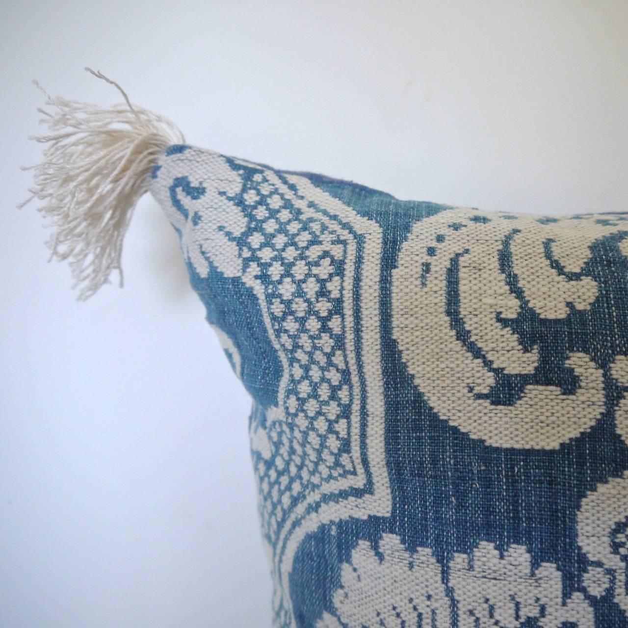 1760s French Antique Toile D'abbeville Woven Blue and White Linen Cotton Pillow In Good Condition In London, GB