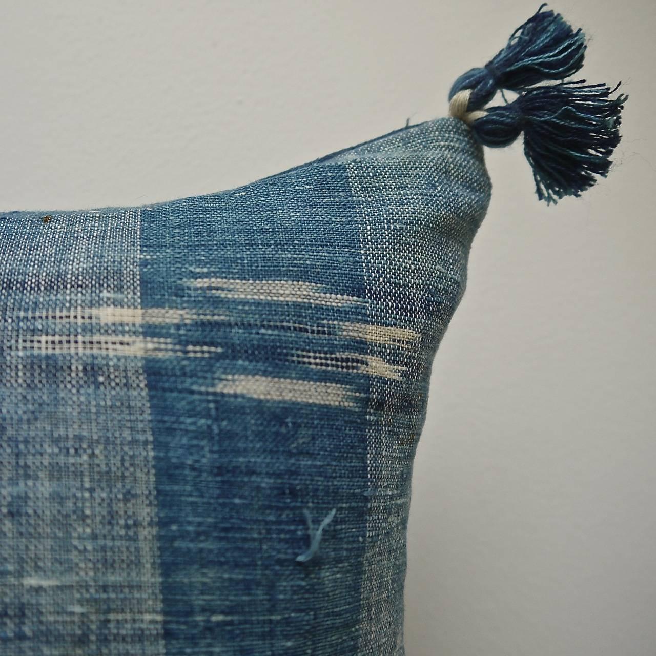 Early 19th Century French Faded Indigo Flamme Ikat Linen and Cotton Pillow In Good Condition In London, GB
