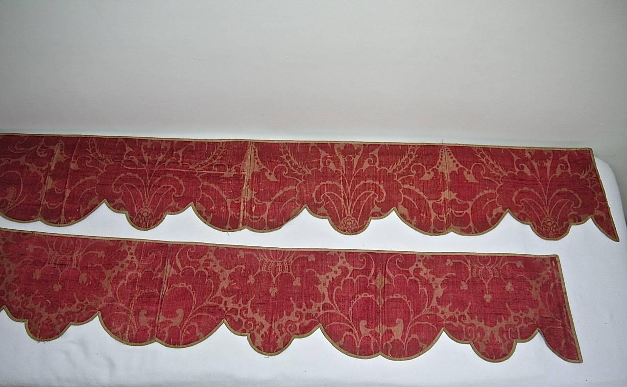 Woven Pair of Silk Damask Scalloped Edged Pelmets French 18th century For Sale