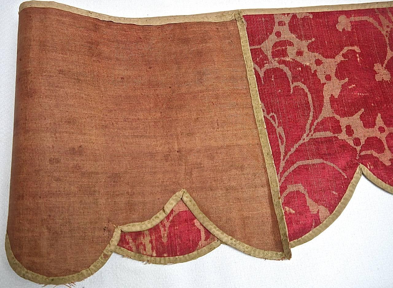 Pair of Silk Damask Scalloped Edged Pelmets French 18th century In Good Condition For Sale In London, GB