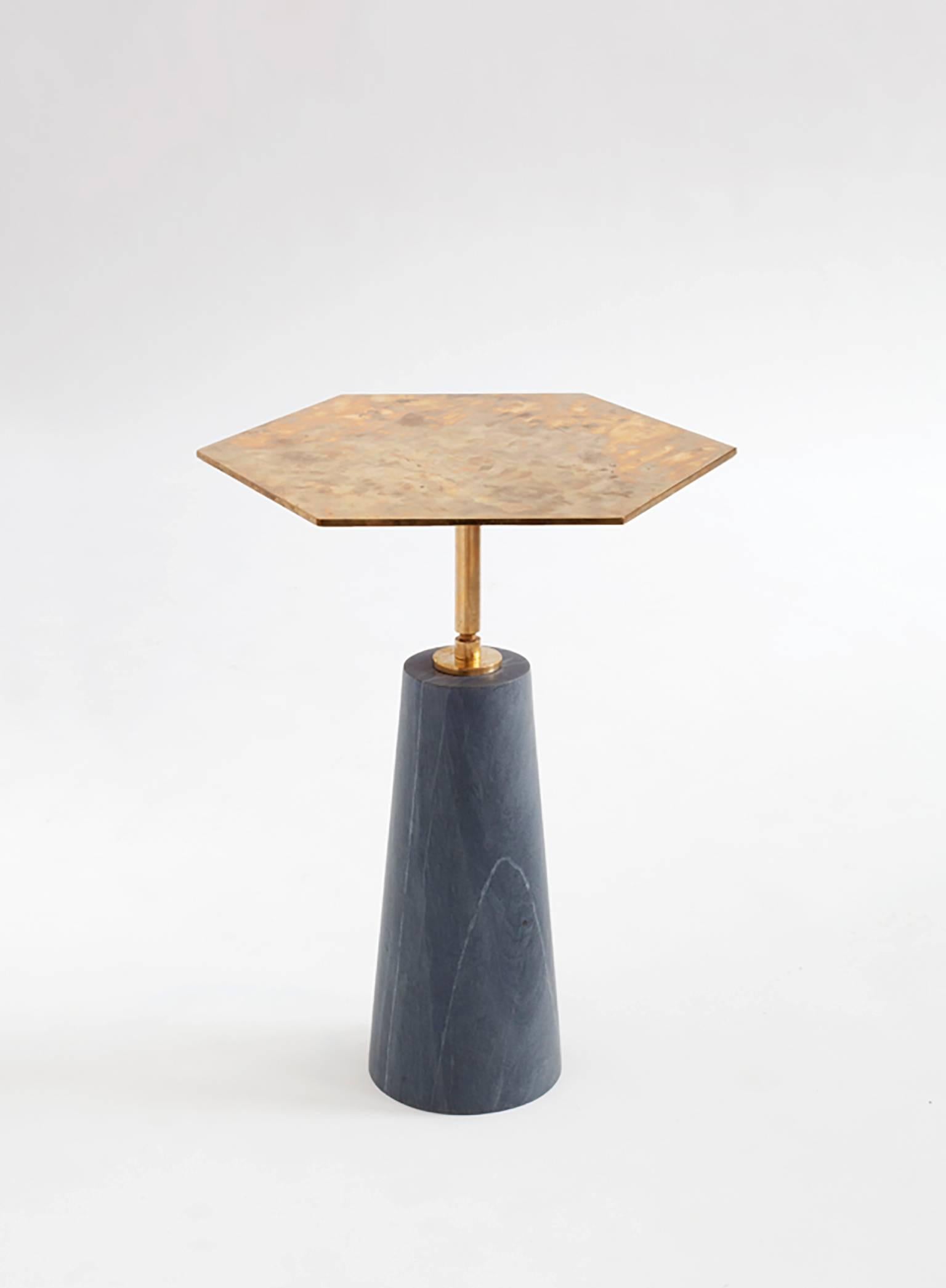 Hawley Side Table, Marble and Brass (amerikanisch) im Angebot